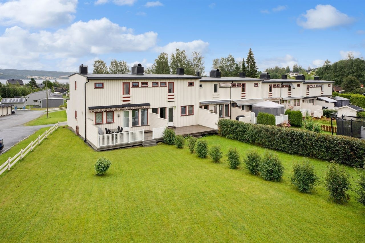 Her bor du i et rolig område med kort vei til skole, barnehage og flotte turområder. Boligen disponerer garasjeplass på ca. 15 m² i felles garasjeanlegg. Galleribilde