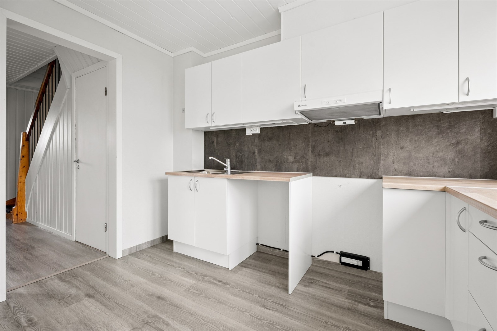 Kjøkkenet ble modernisert i 2024 med ny innredning montert av firma. Innredningen har glatte fronter, laminerte skrog og benkeplate med nedfelt kum. Galleribilde