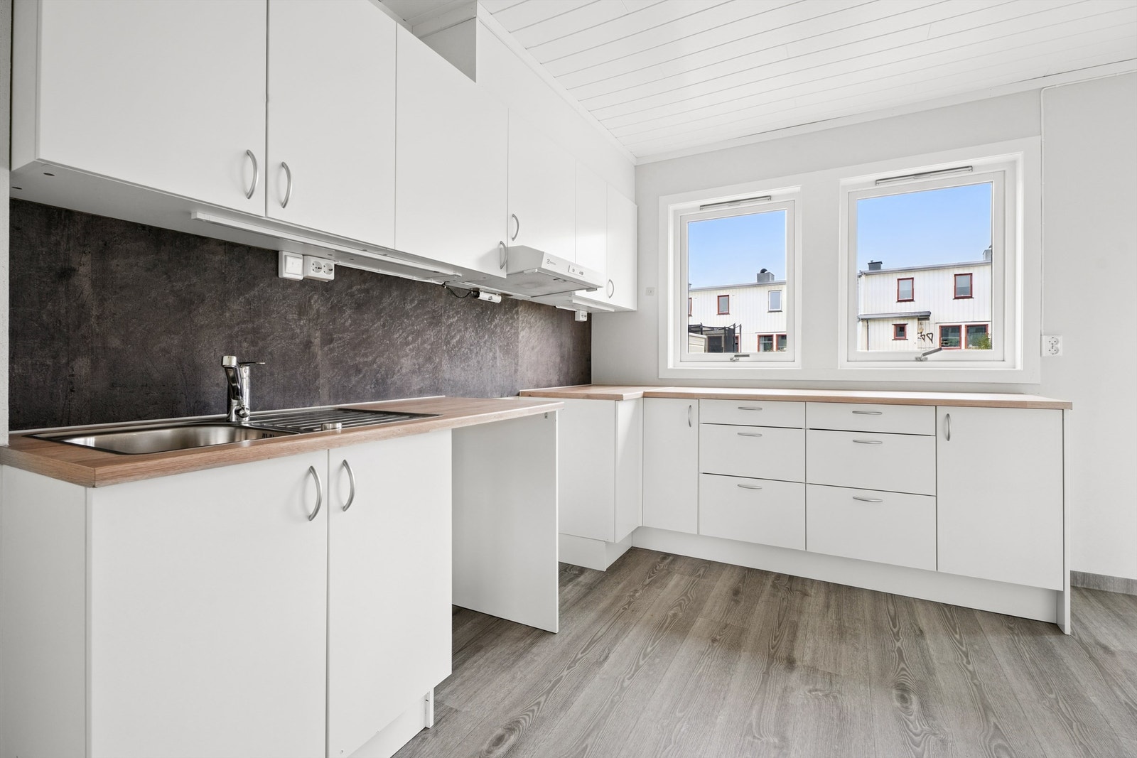 Det er montert laminatplater og belysning over benken. Kjøkkenet er utstyrt med Waterguard og komfyrvakt. Galleribilde