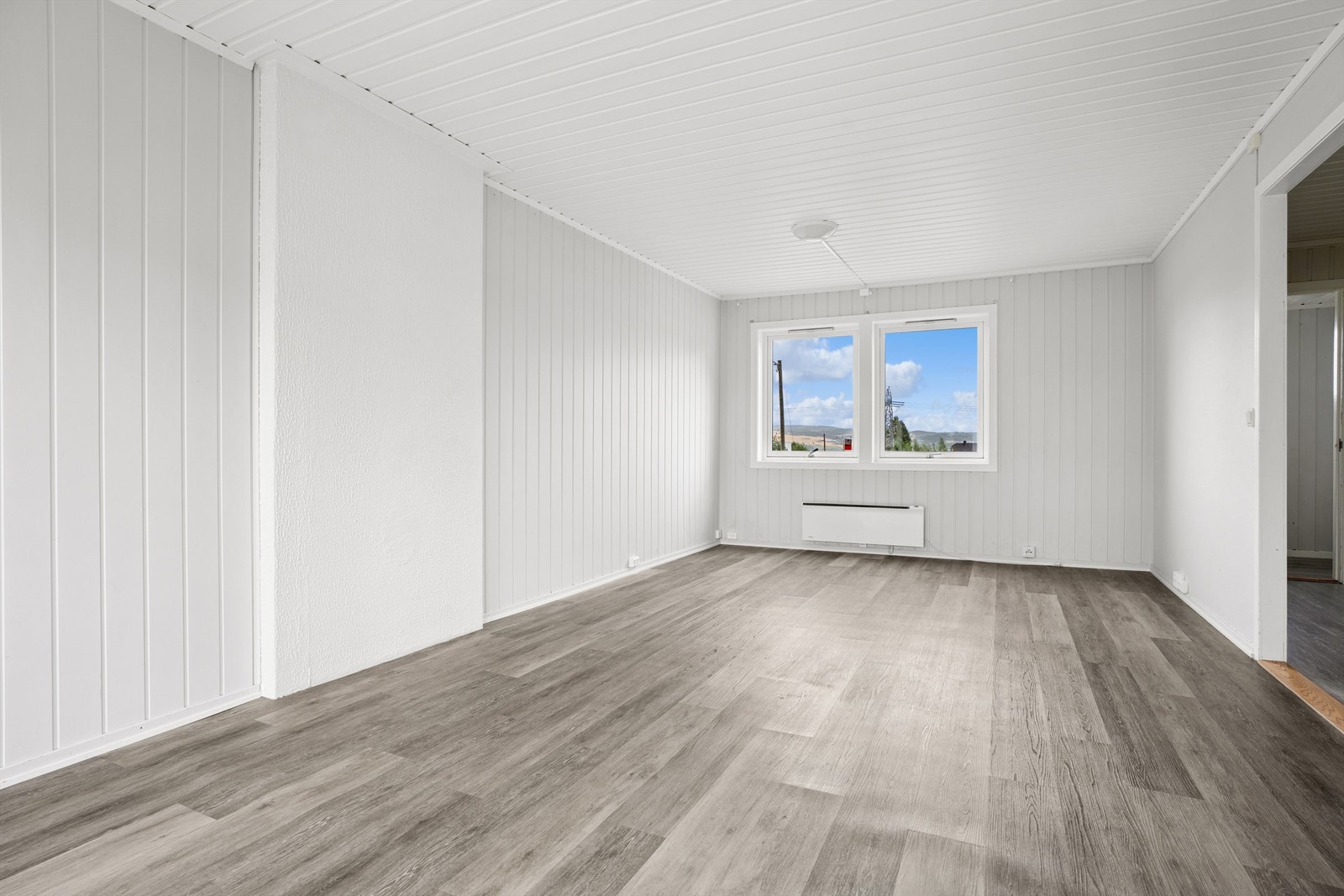 Stuen har godt med innfall av lys fra vinduene og varmes opp via panelovner. Galleribilde