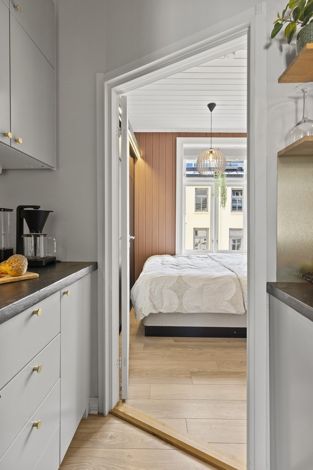 Fra kjøkkenet har du direkte adkomst til boligens soverom. Galleribilde