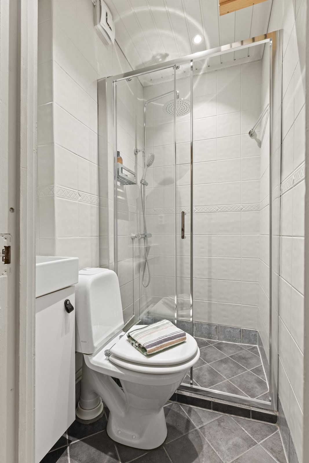 Innredning bestående av: servant/skap, toalett, dusjnisje med skyvedør og speilskap. Galleribilde