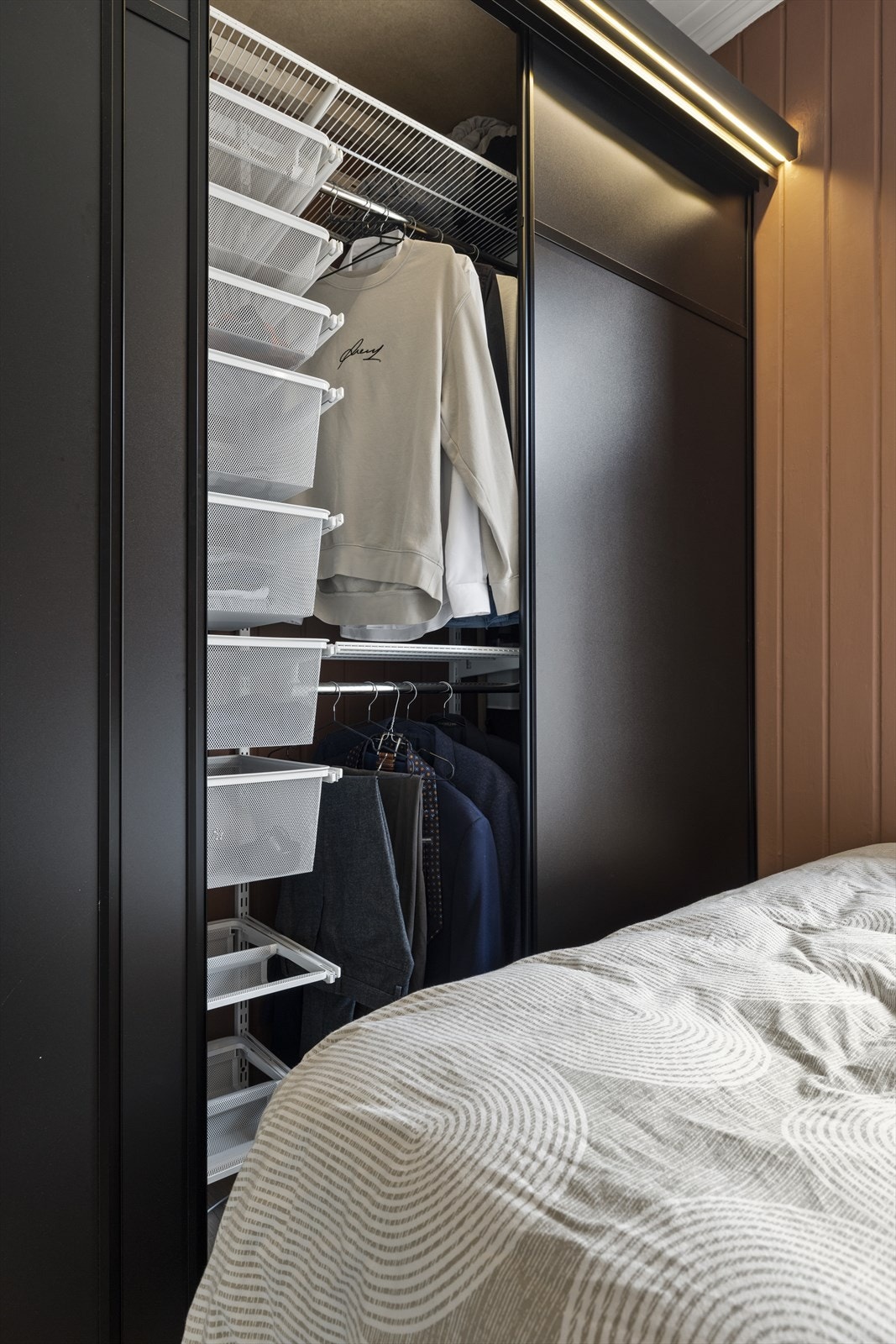 Skyvedørsgarderobe med god plass til oppbevaring av klær og annet som medfølger handelen. Galleribilde