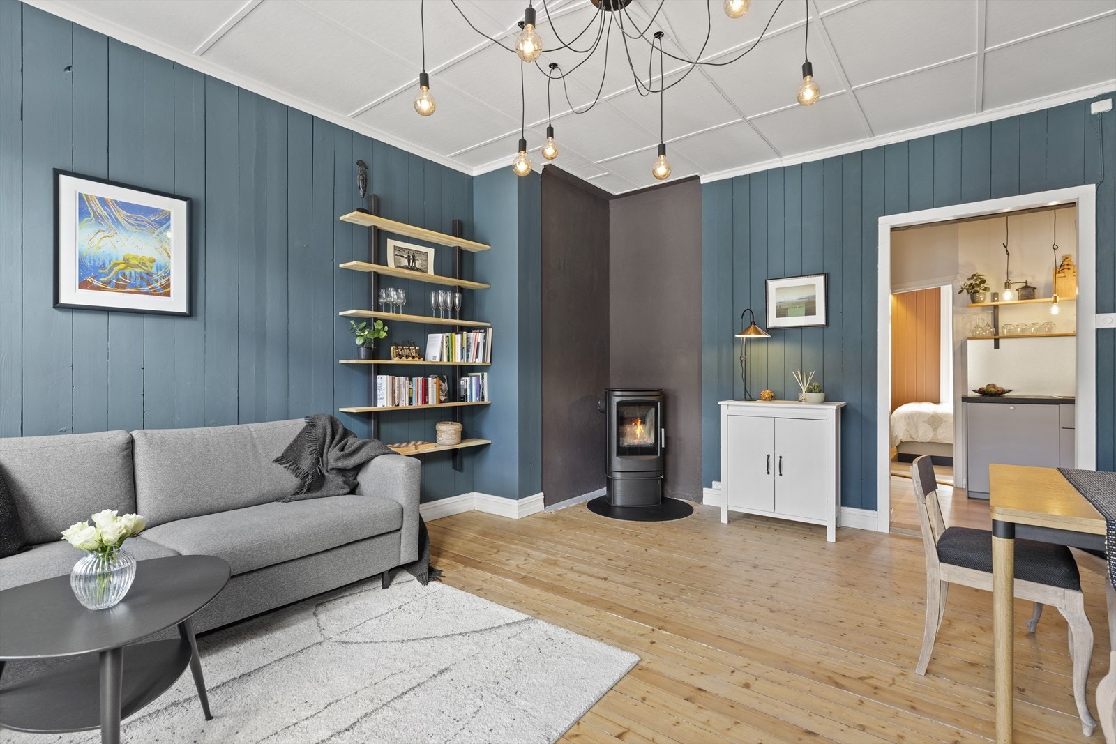 Stuen er romslig og gir god plass til møblering etter ønske og behov. Praktisk vedovn naturlig plassert midt i rommet. Galleribilde