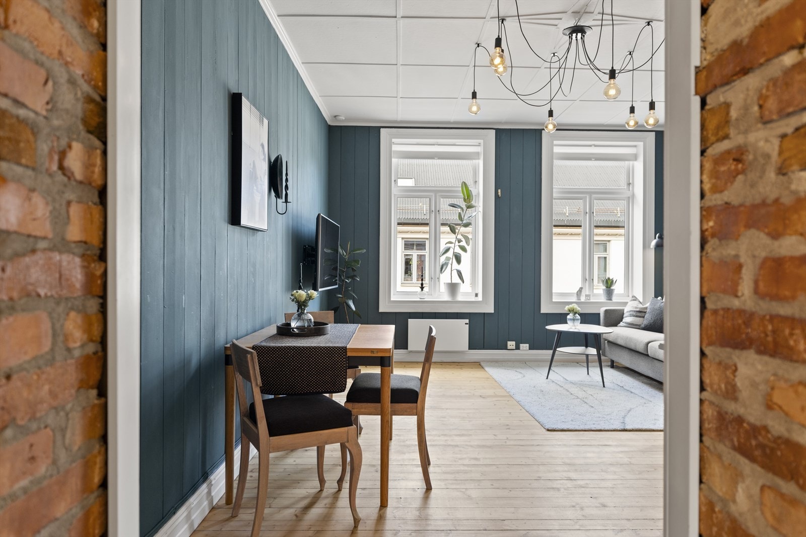 Leiligheten er beliggende i et klassisk bygg fra 1930 i 4 etasje og inneholder: Baderom, romslig stue, soverom, kjøkken og entré. I tillegg disponerer leiligheten 3 eksterne boder Galleribilde