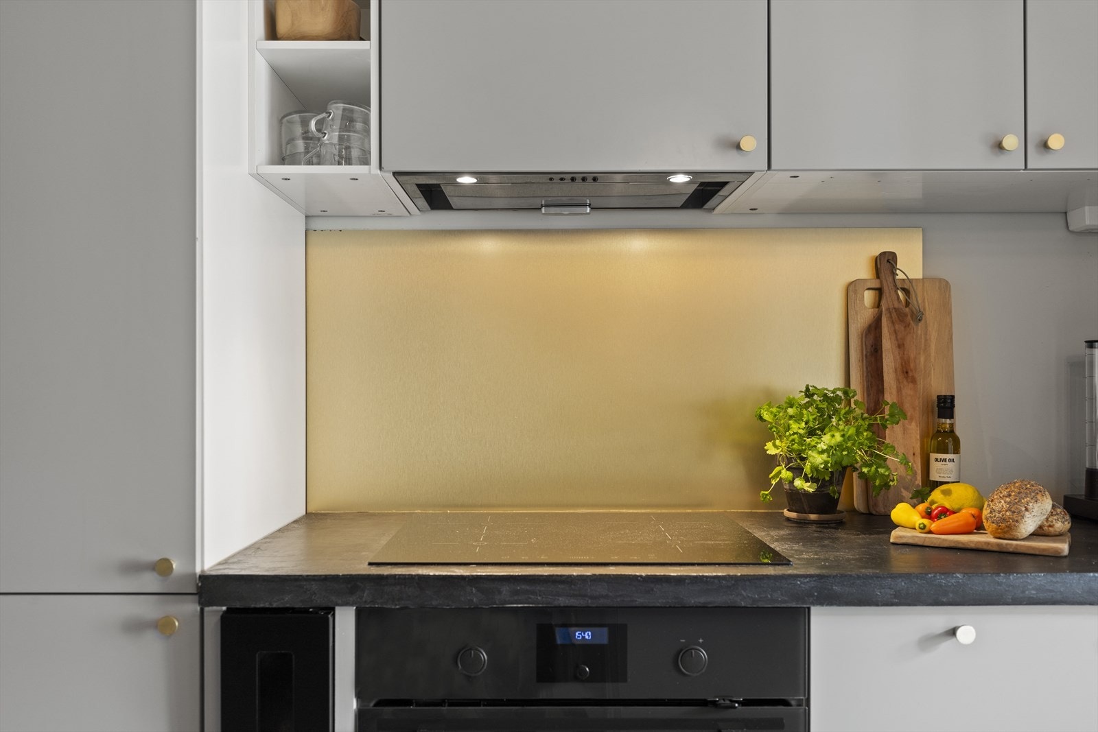 Det er kjøkkenventilator med kullfilter. Galleribilde