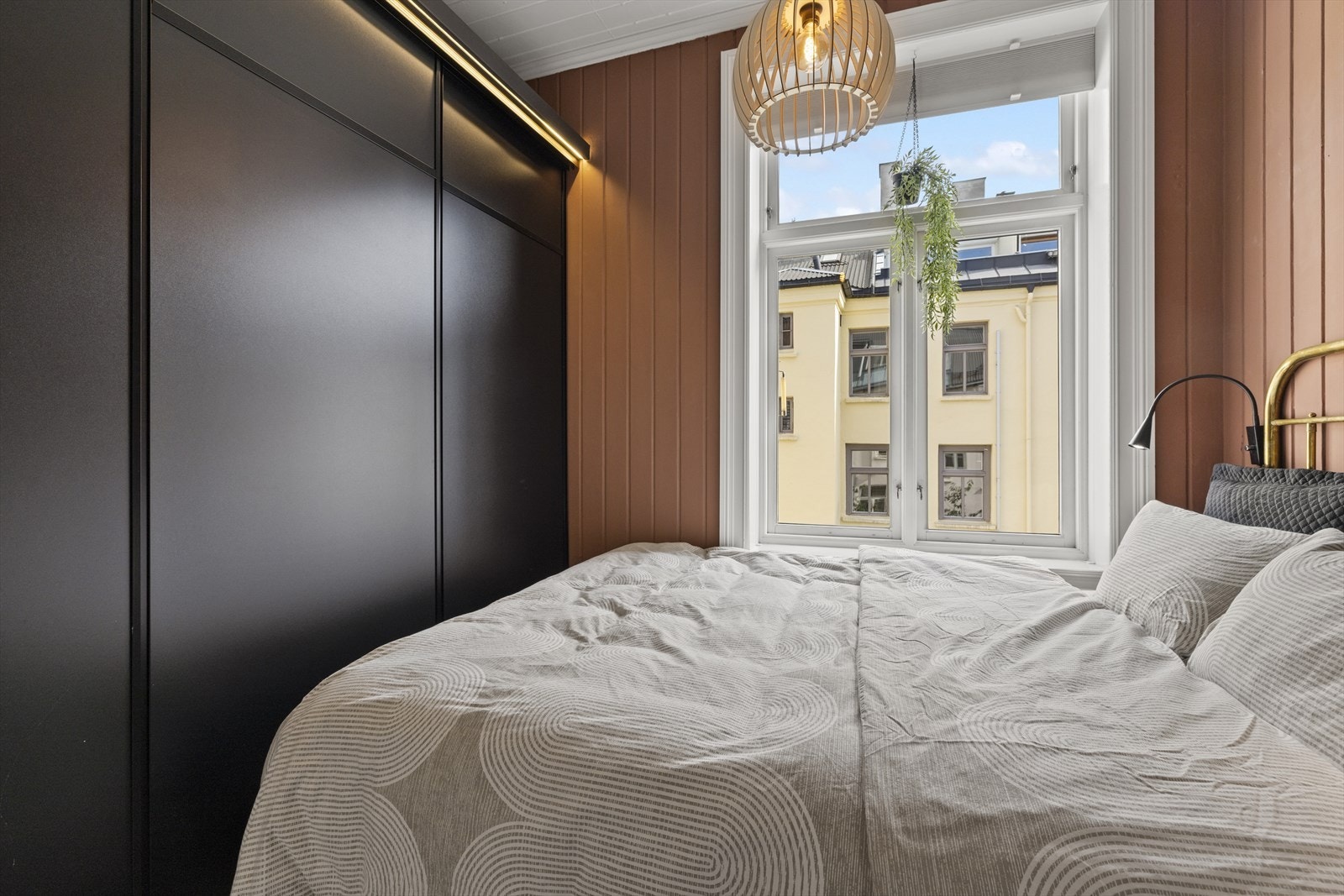 Soverommet er vendt mot sameiets rolige bakgård. Galleribilde