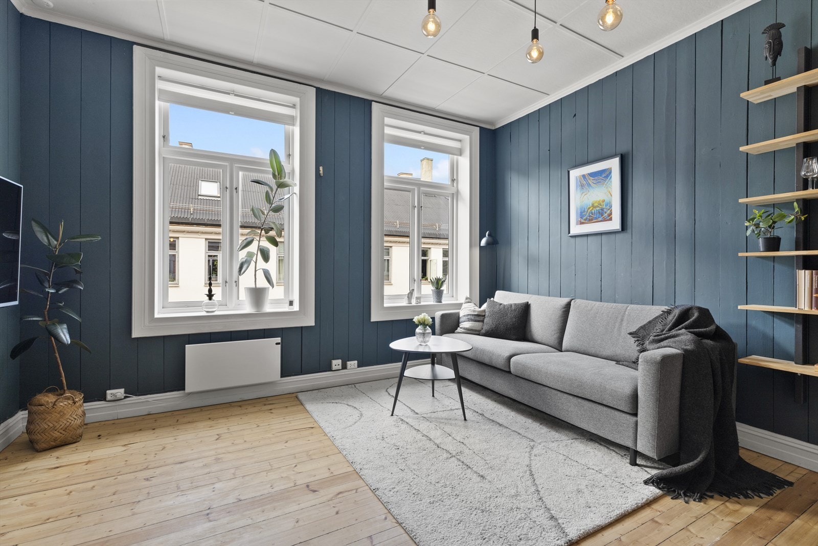 De dype vinduskarmene bidrar til ekstra plass til dekor/ planter, samtidig som de fremhever rommets klassiske sjarm. Galleribilde