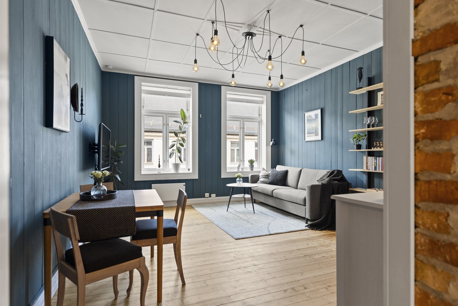 Det er god plass til sofagruppe, TV med tilhørende møblement, spisegruppe og annet ønsket innventar. Hylle på vegg og TV-oppheng medfølger handelen. Galleribilde