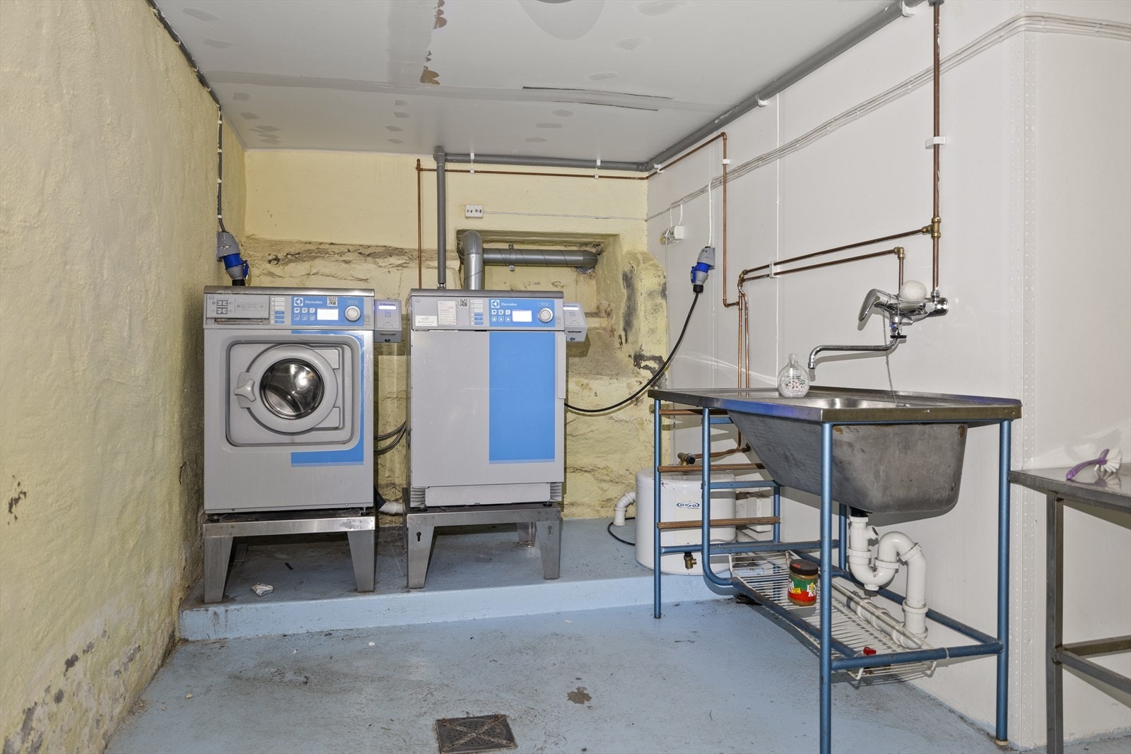 Det er fellesvaskeri i kjeller til benyttelse etter gjeldende retningslinjer. Galleribilde