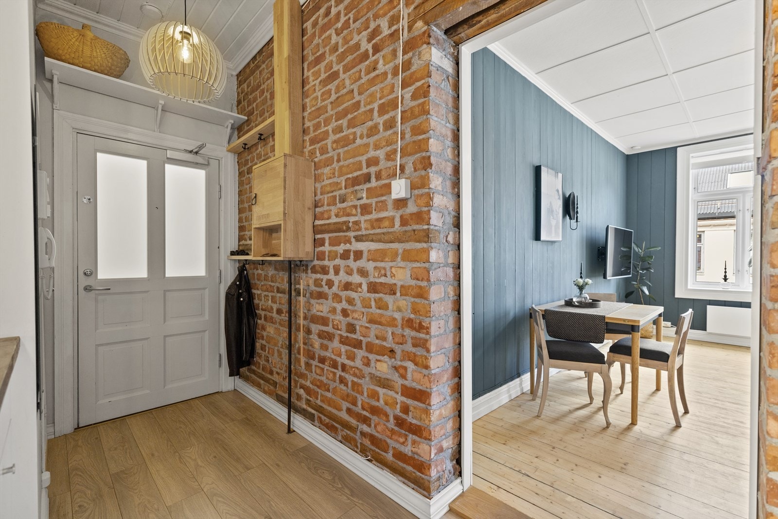 Leiligheten har en kombinasjon av laminatgulv og originalt furugulv, som sammen skaper en harmonisk og innbydende atmosfære. Galleribilde