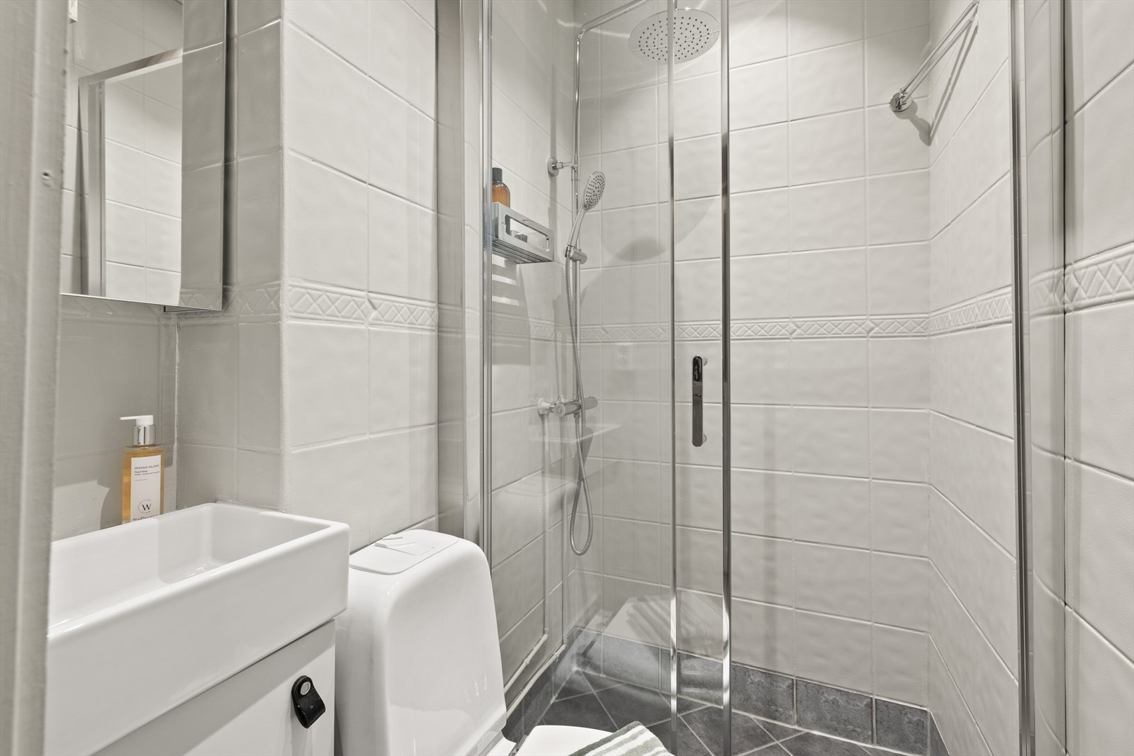 Delikat tidløst baderom. Galleribilde