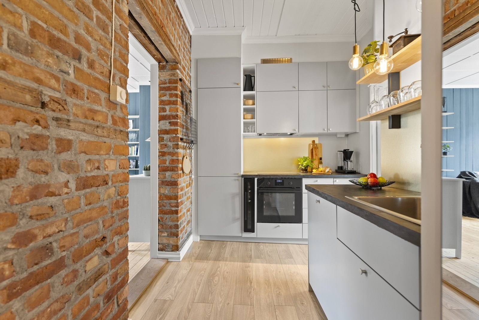 Integrerte hvitevarer medfølger herav: komfyr med induksjonstopp, oppvaskmaskin, vinskap, kjøl og fryseskap. Det er montert komfyrvakt. Galleribilde