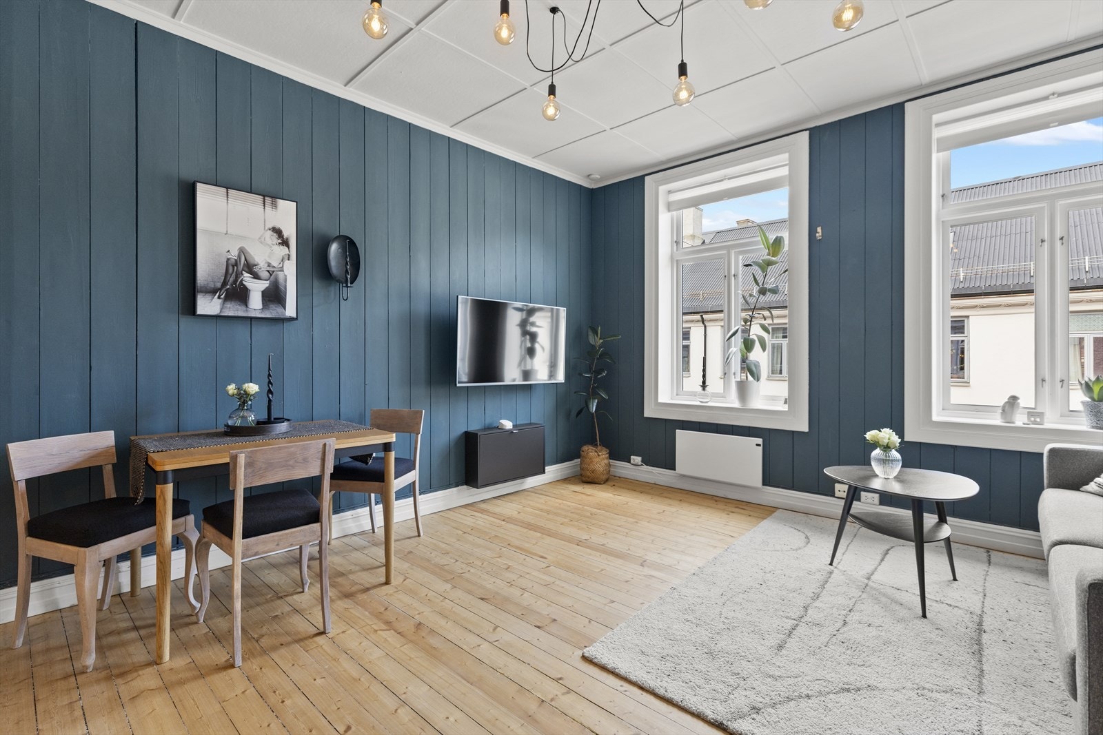 Lys og romslig stue med klassiske detaljer som generøs takhøyde, store vindusflater og dype vinduskarmer. Galleribilde