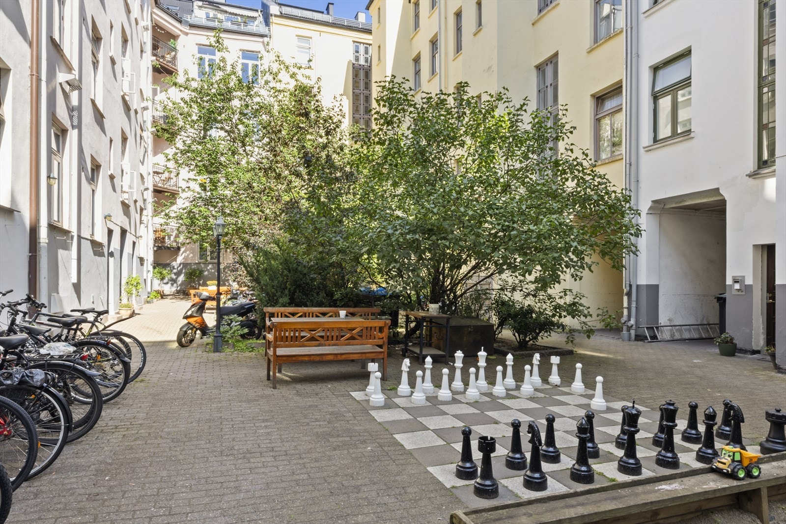 Sameiet har også en hyggelig, grønn bakgård med beplantning og flere sittegrupper - et trivelig fellesområde for beboerne. Galleribilde
