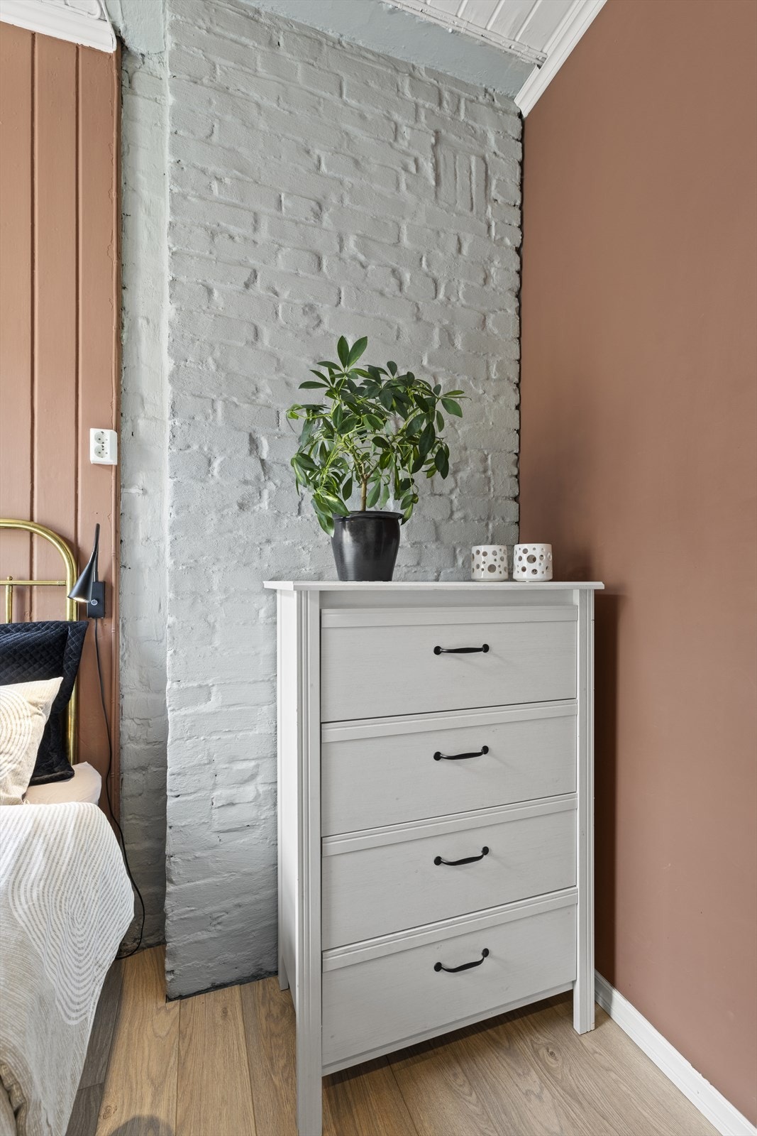 Rommet gir fleksible muligheter for innredning med kommode eller annet møblement etter eget ønske. Galleribilde