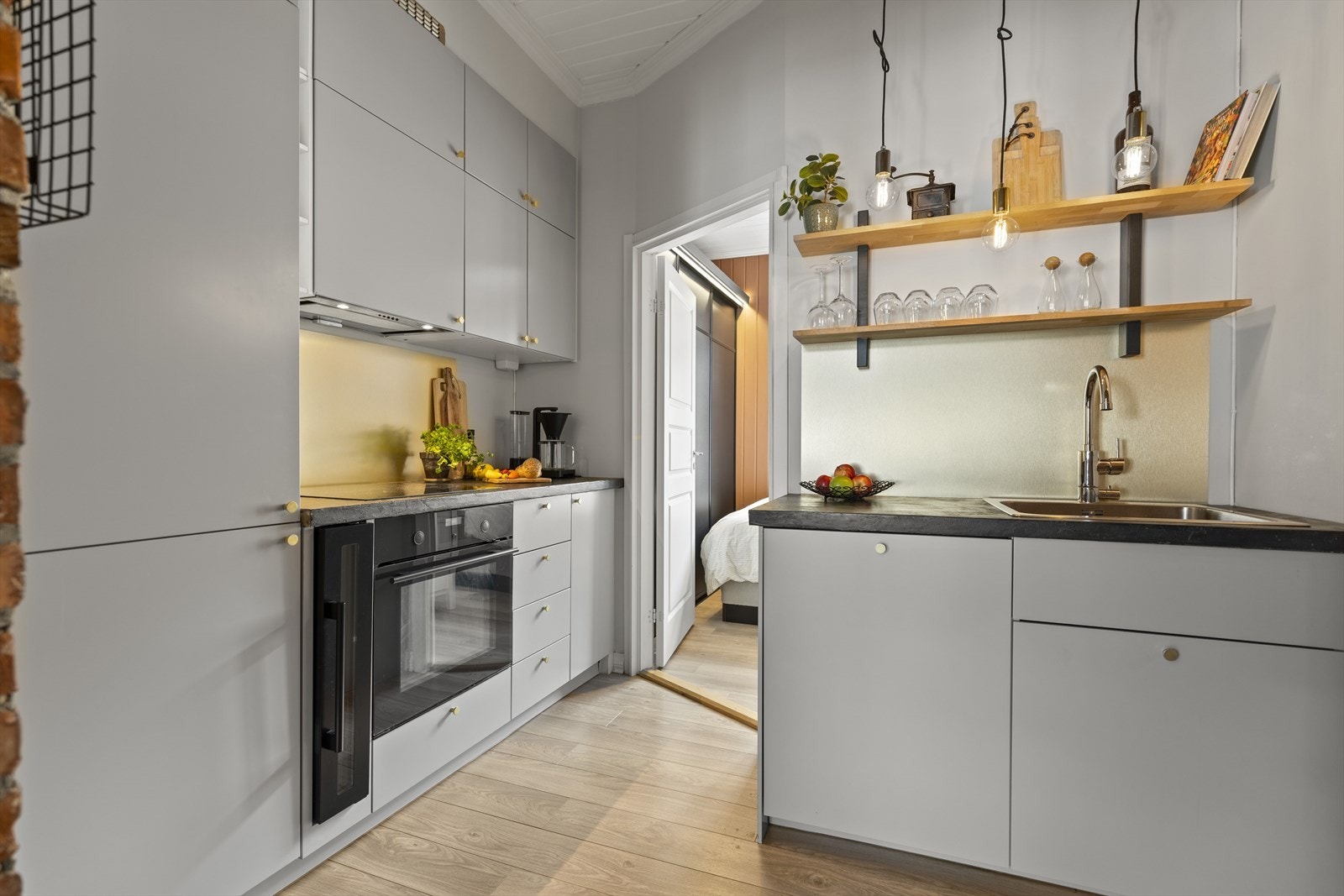 Kjøkkenet har en moderne og tidløs standard Galleribilde