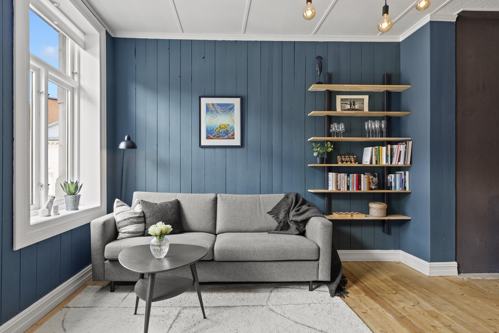 Vinduene slipper inn godt med naturlig lys for en ekstra lys og god atmosfære. Takhøyde på ca. 285 cm. Galleribilde