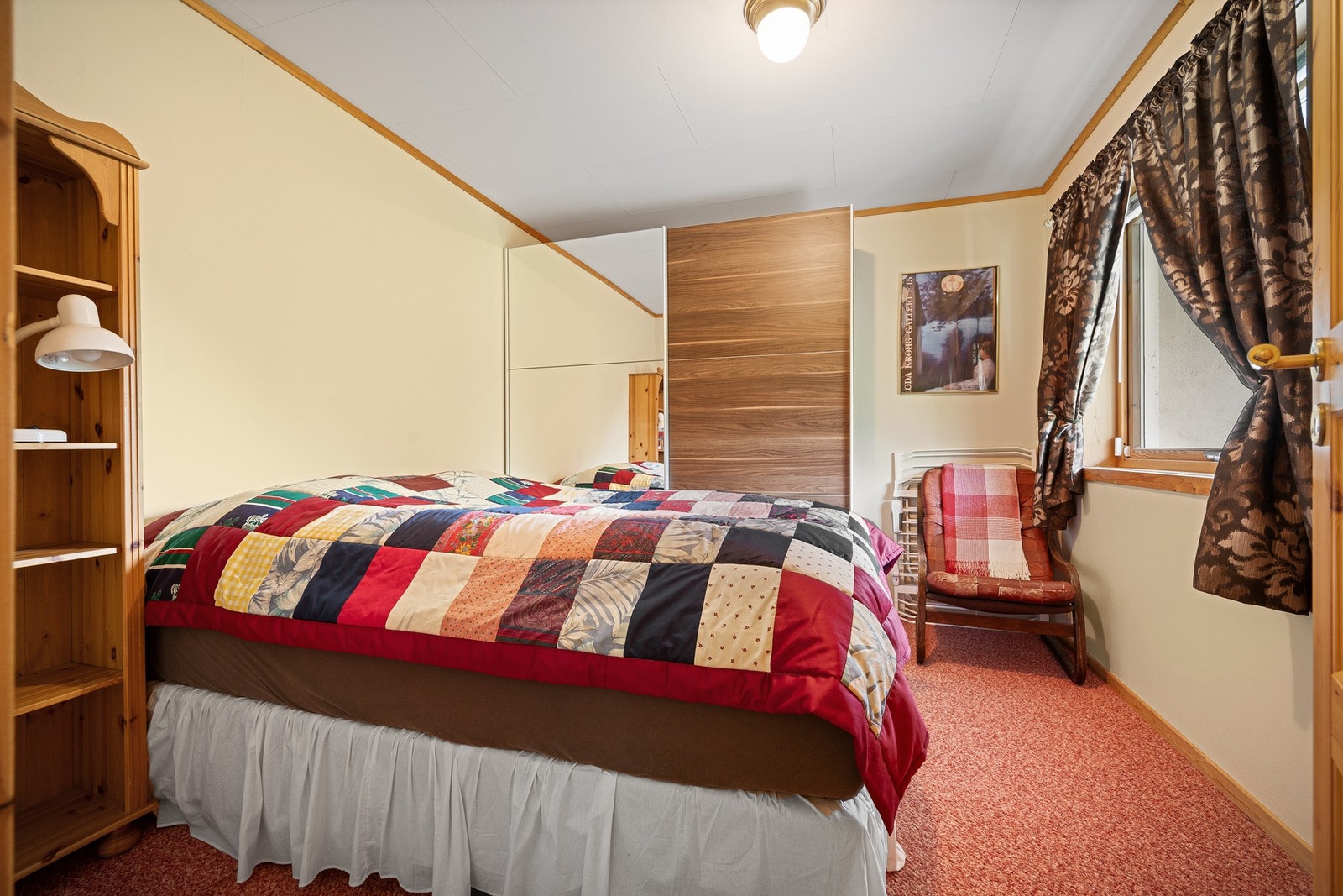 Soverom av god størrelse med plass til dobbeltseng og tilhørende nattbord eller andre oppbevaringsløsninger Galleribilde
