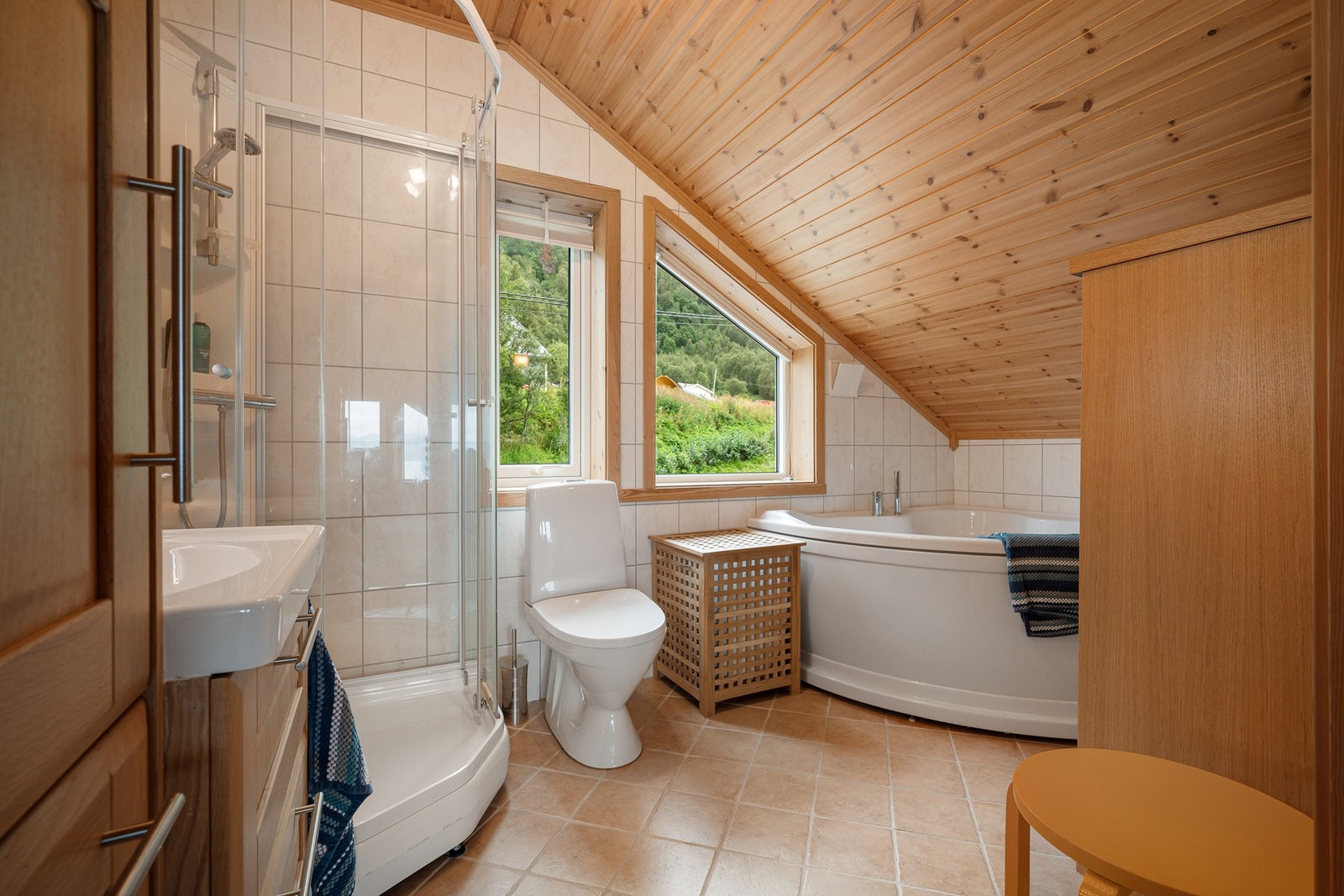 Pent og stort bad renovert i 2011, med flislagte vegger og gulv med varme Galleribilde