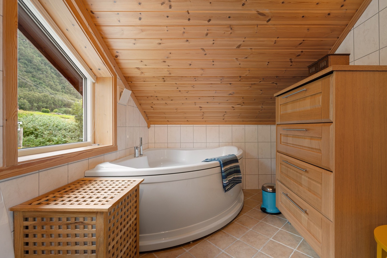 Vinduene sørger for godt lysinnslipp, samtidig som badet ligger godt skjermet for innsyn Galleribilde