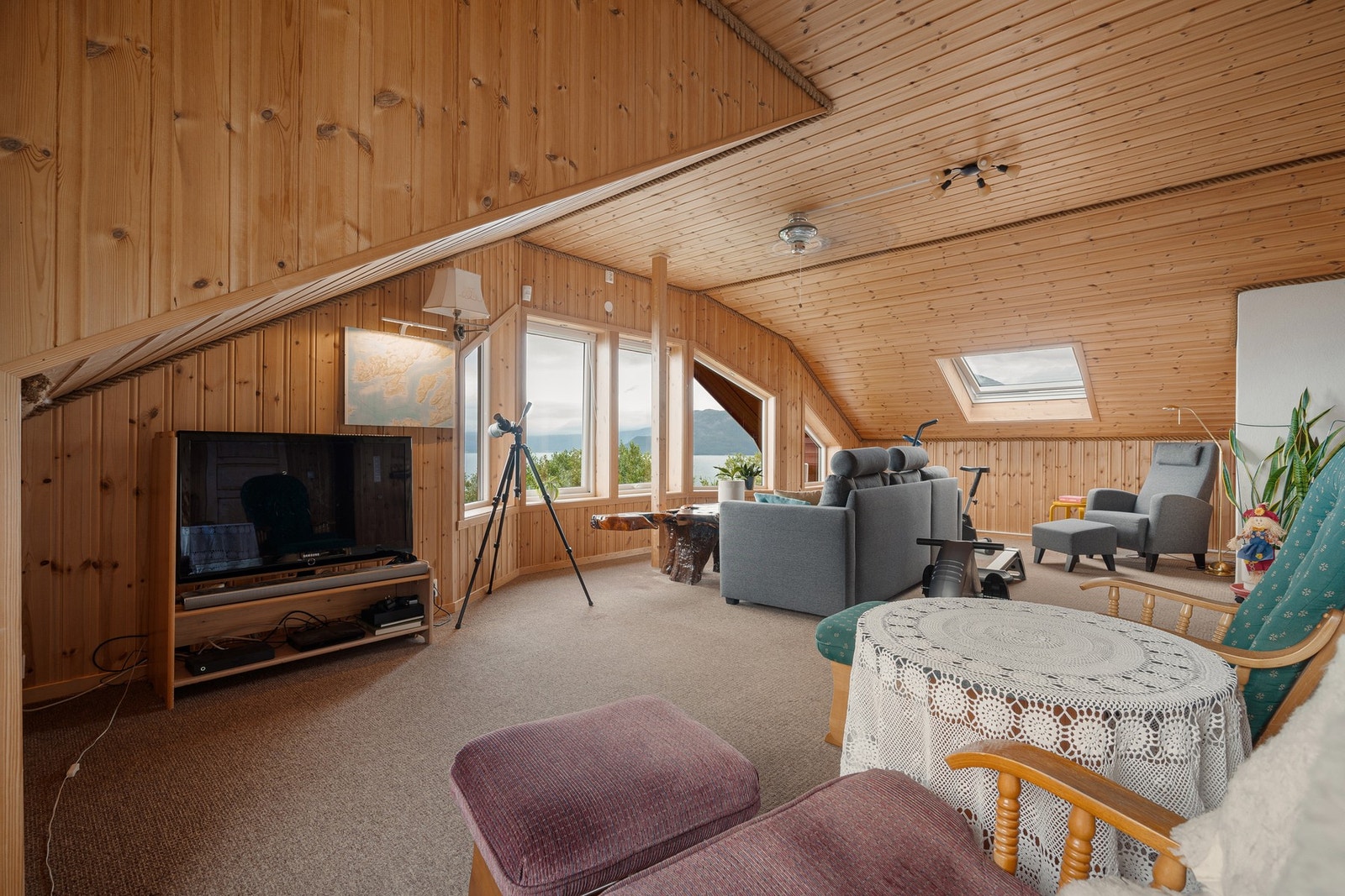 En ekstra stue og oppholdsrom gir god fleksibilitet i hverdagen til barnefamilien, eller i selskapssammenheng Galleribilde