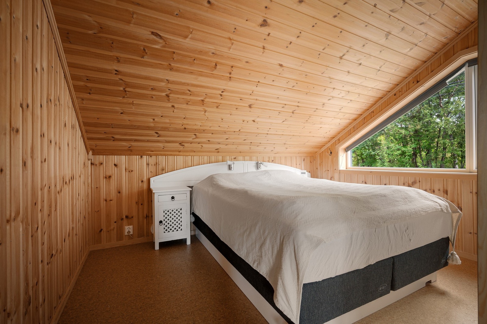 Plass til dobbeltseng og tilhørende nattbord Galleribilde