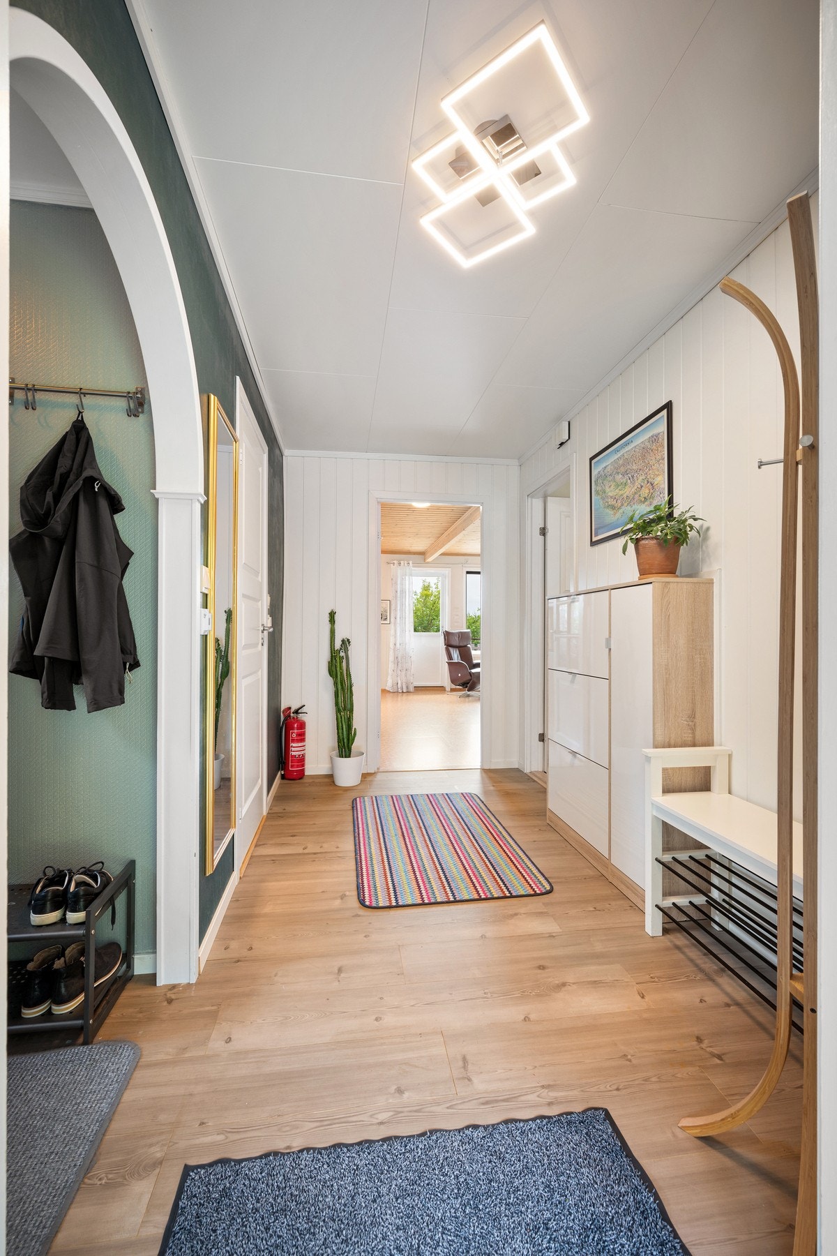 Stor og romslig entré Galleribilde