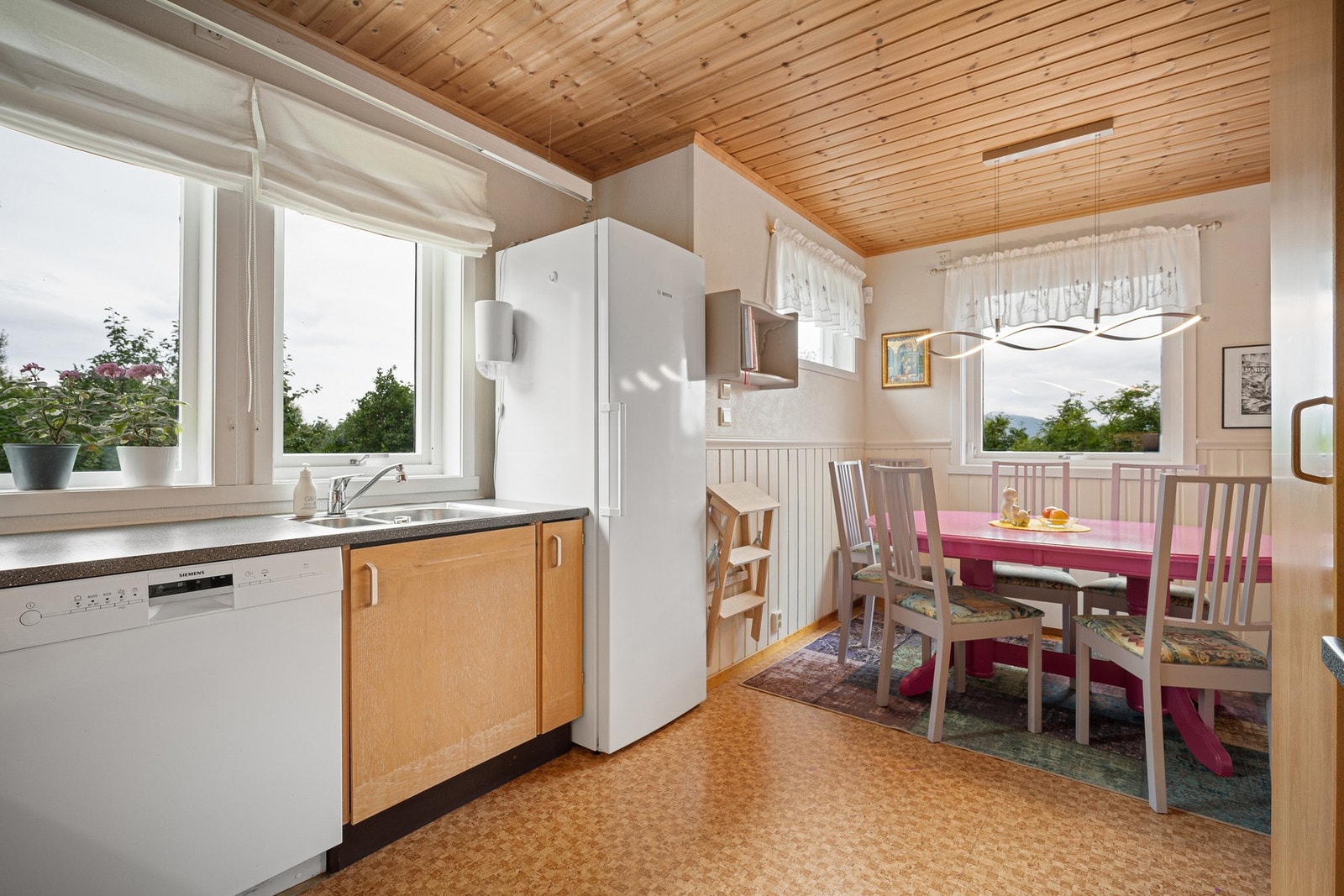 Lys og trivelig spisestue Galleribilde