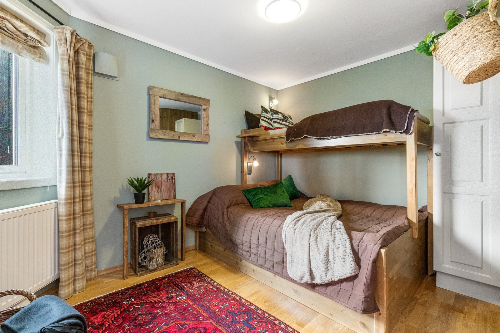 Soverom 2 og 3 er møblert med familiekøyer og skap, og egner seg godt for barn, gjester eller hjemmekontor Galleribilde