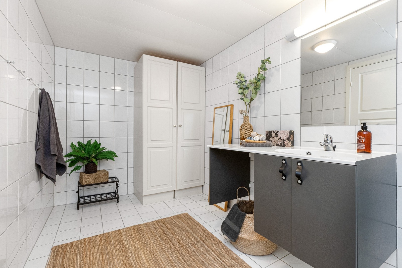 Her er det også plass til vaskemaskin, og et dobbelt garderobeskap gir god oppbevaringsplass Galleribilde