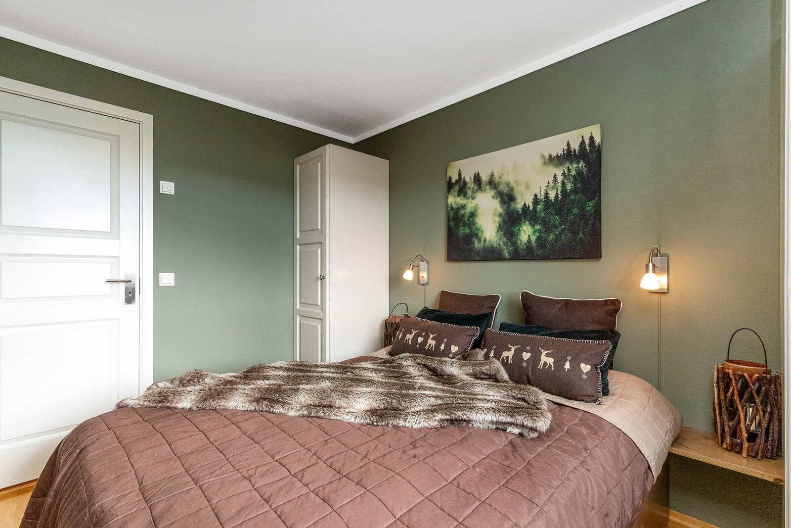 Soverom 1 har stedbygd dobbeltseng og skap på hver side - både praktisk og plassbesparende Galleribilde