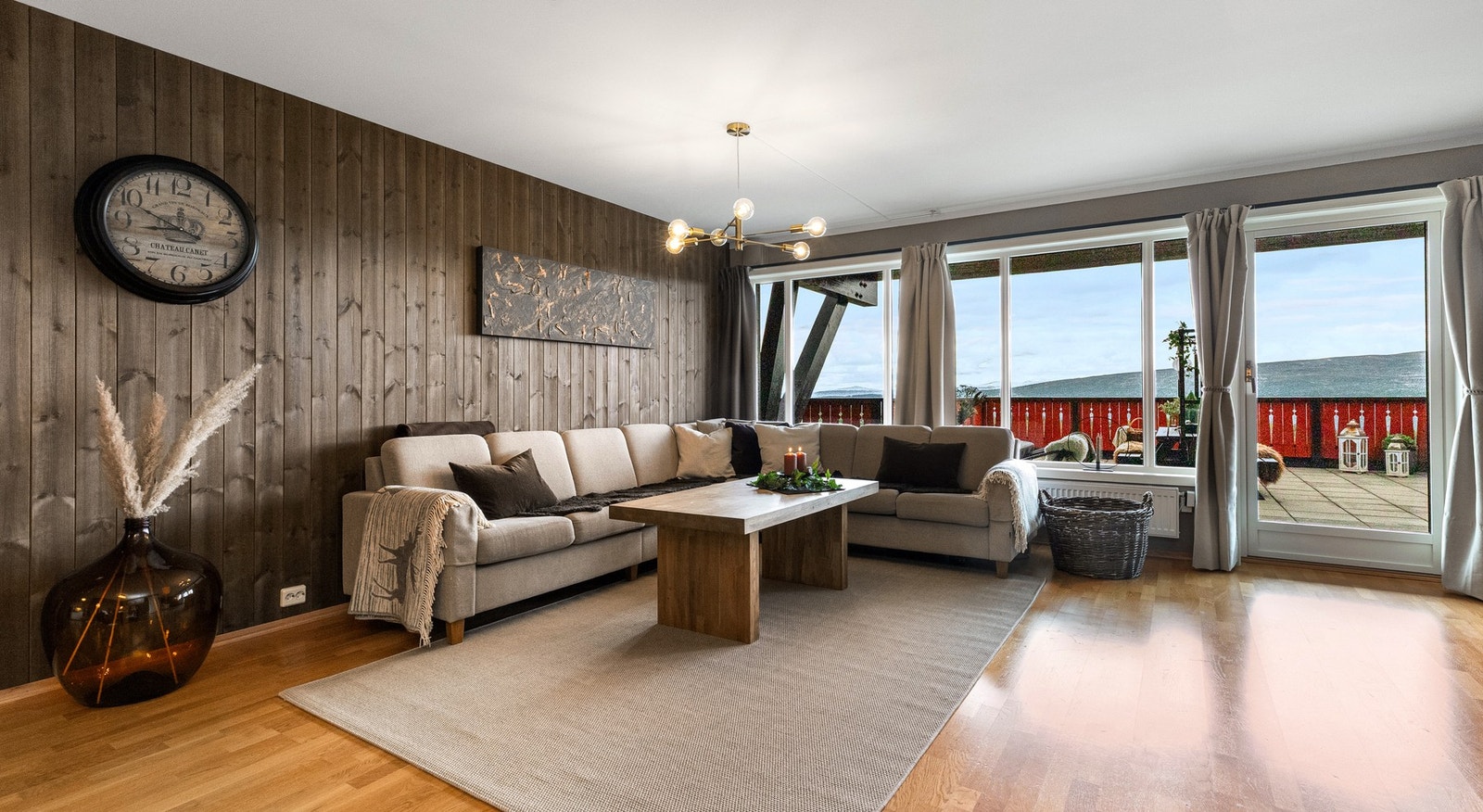 Stuen har store vindusflater som slipper inn rikelig med dagslys, og herfra har du direkte utgang til den solrike terrassen Galleribilde