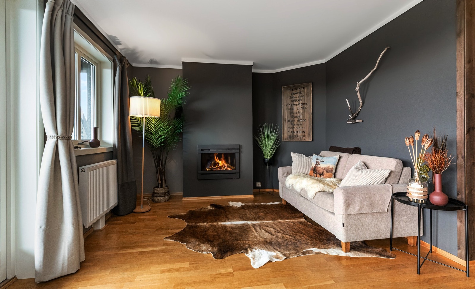 Sonedelingen gjør det lunt og hyggelig. En moderne gasspeis setter prikken over i'en og gir ekstra stemning på kjølige kvelder Galleribilde