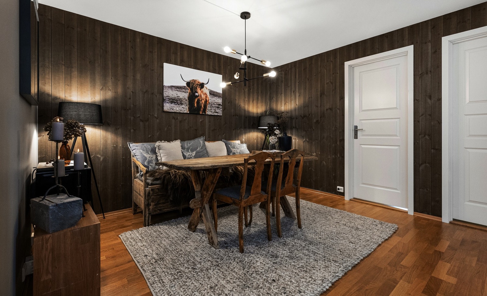 Det er etablert en koselig sone for måltidene - i dag møblert med benk og stoler - men her er det også rom for andre løsninger etter behov Galleribilde