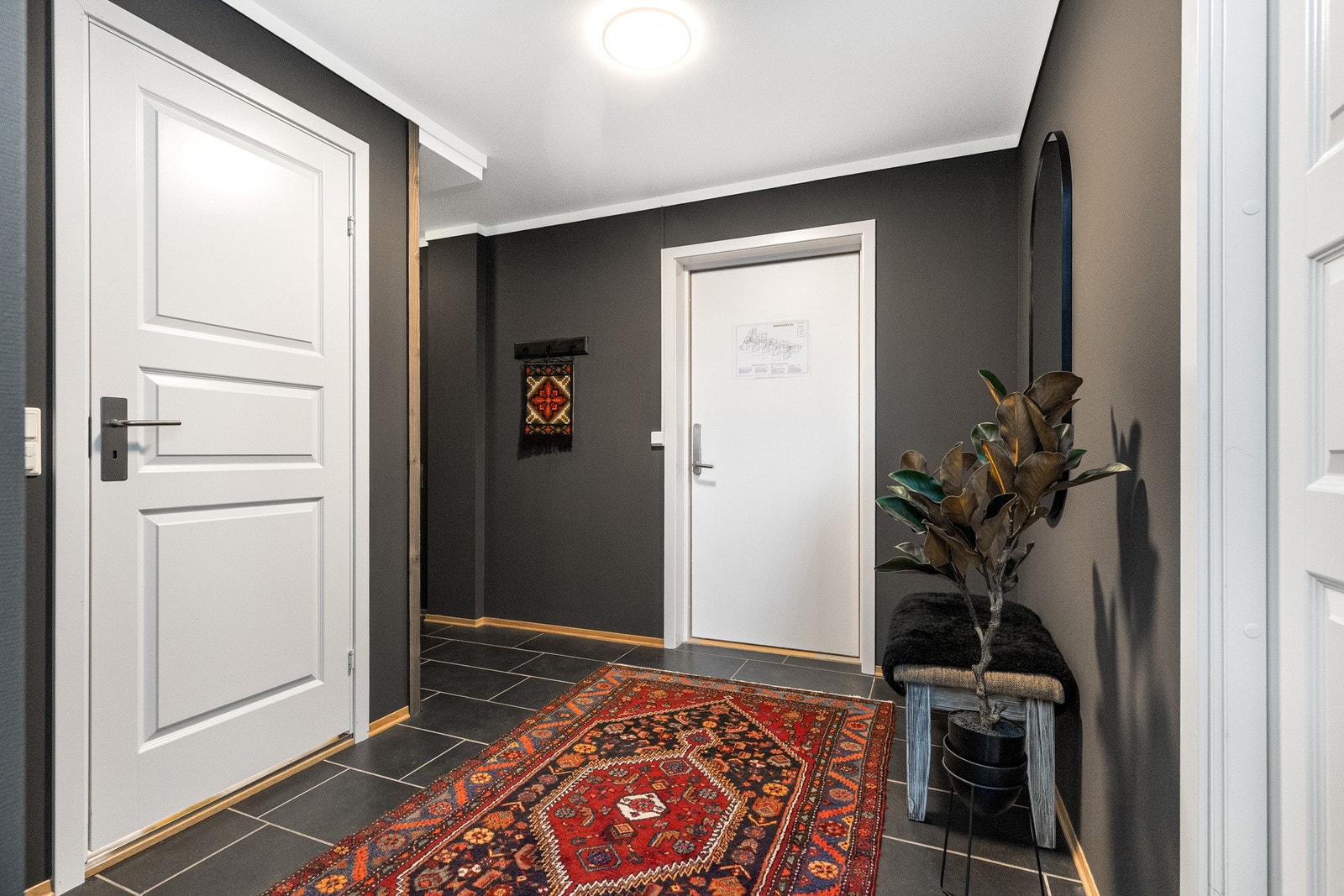 Leiligheten disponerer 2 garasjeplasser og en bod, noe som gir både komfort og ekstra lagringsplass Galleribilde