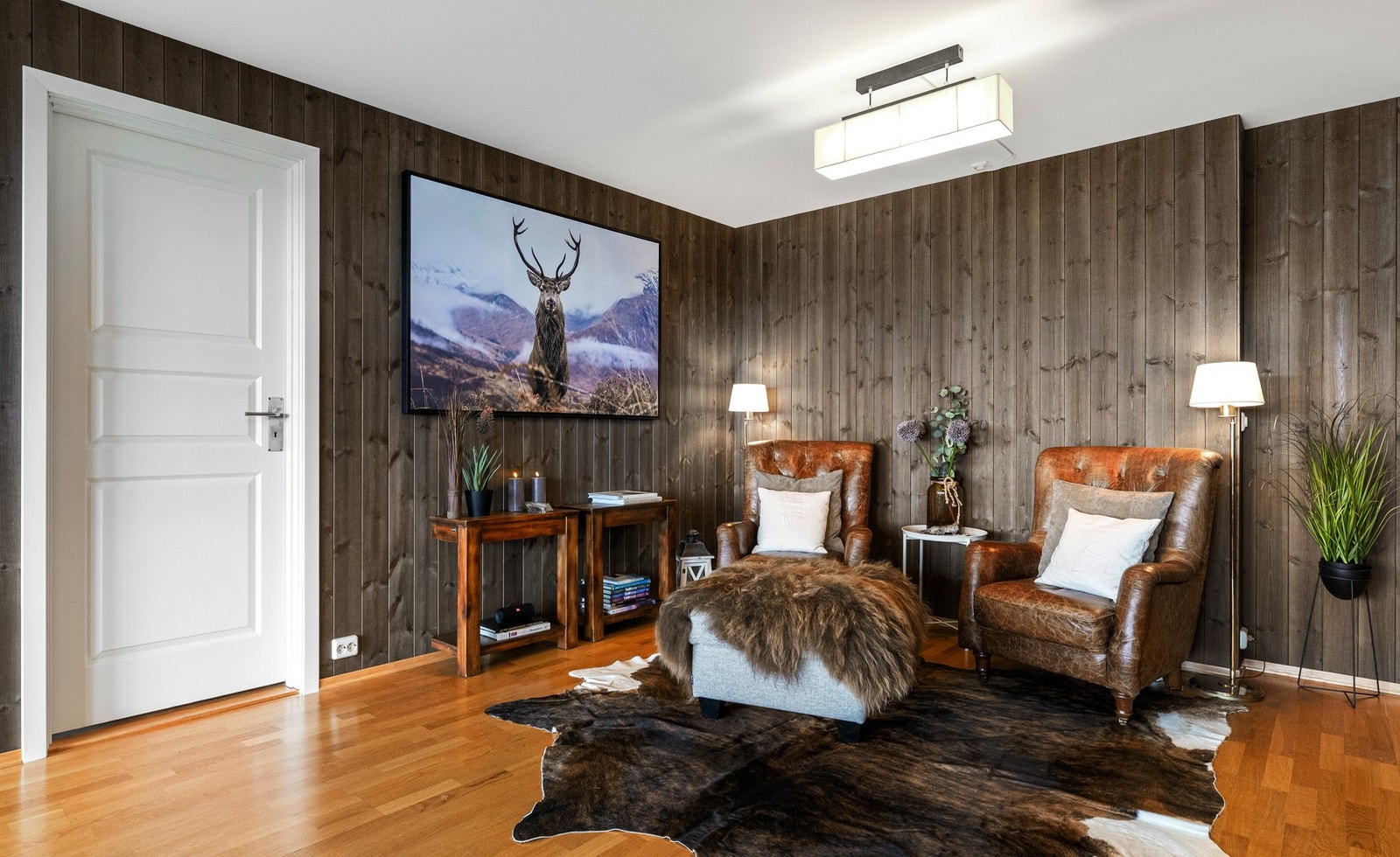 Materialvalgene gir en lun og behagelig atmosfære - med en fin kombinasjon av panel og glatte flater i dempede farger Galleribilde