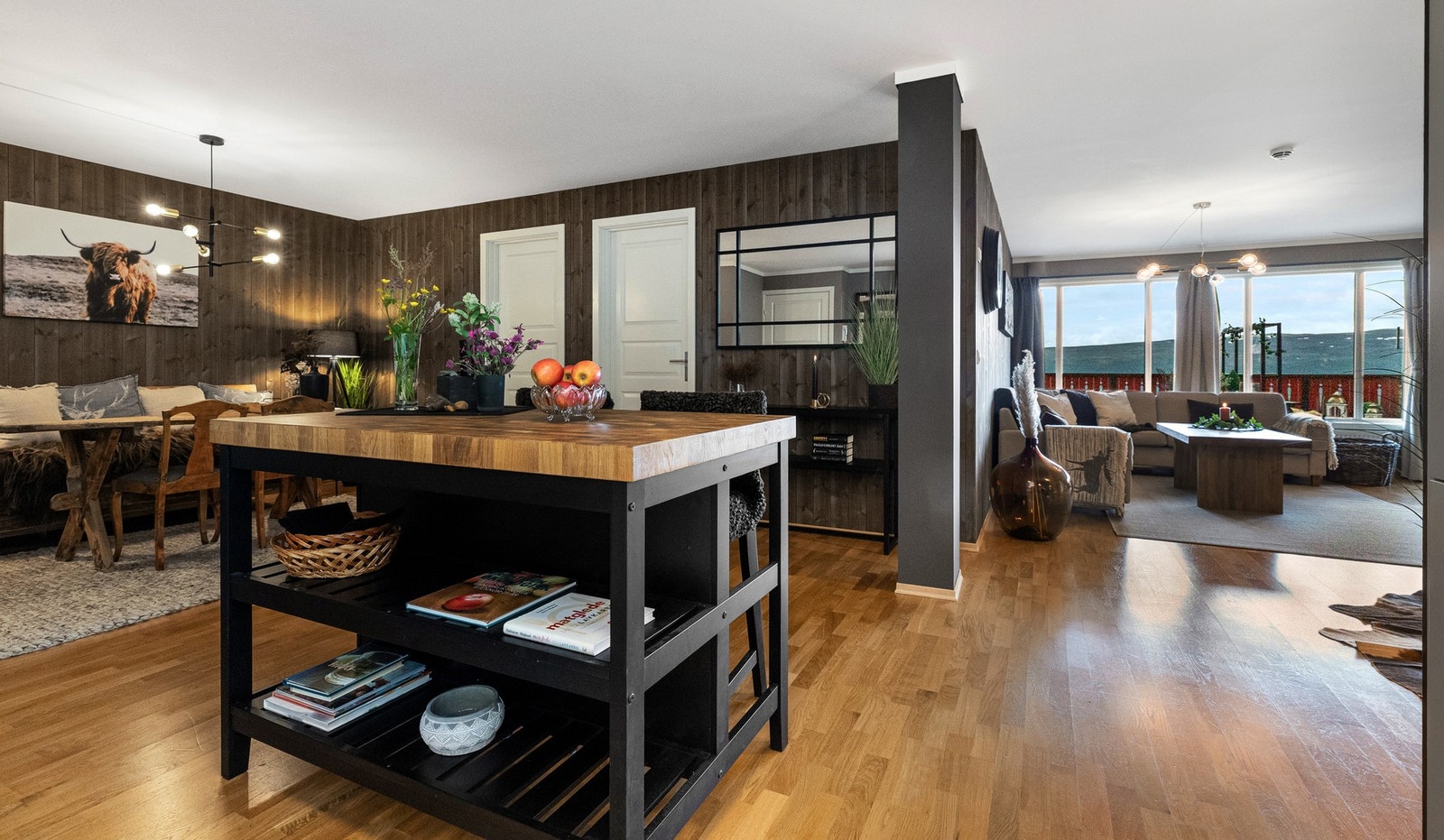 Den praktiske kjøkkenøya har både oppbevaringsplass og sittemulighet Galleribilde