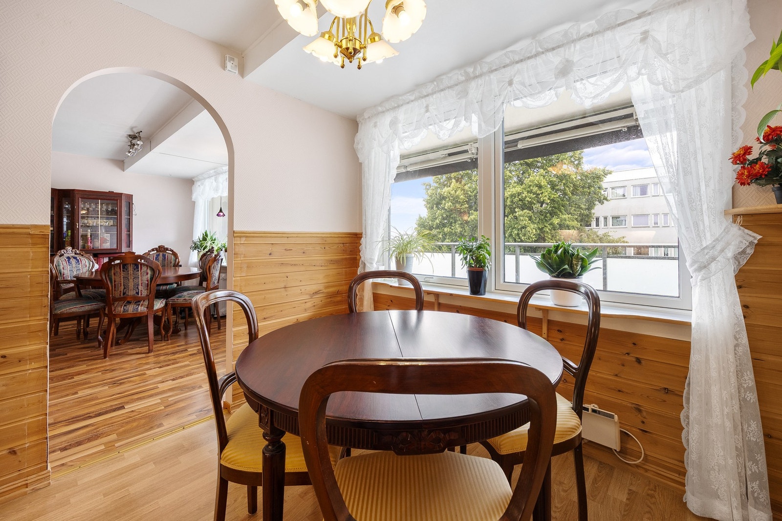 Lys og trivelig frokostplass i tilknytning til kjøkkenet. Galleribilde