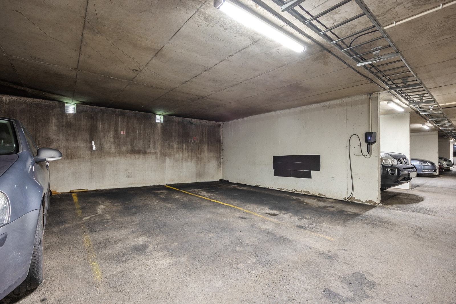 Biloppstillingsplass i felles garasjeanlegg. Galleribilde