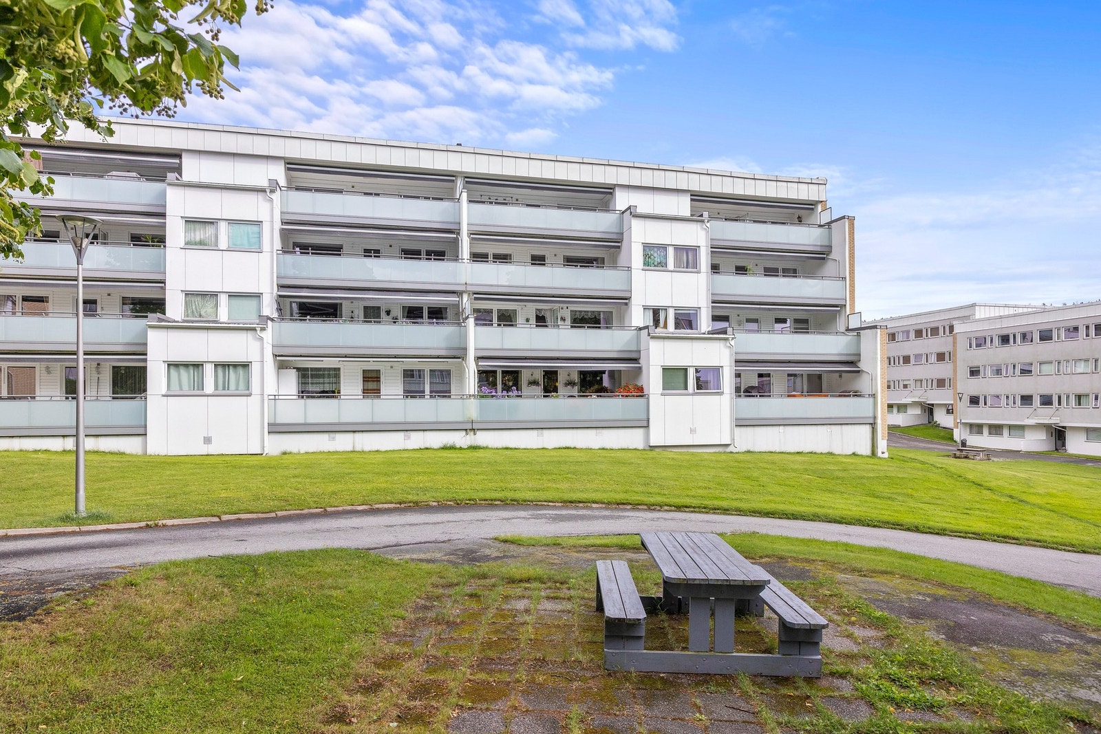 Flere sittegrupper i borettslaget gir mulighet for å nyte solfylte dager utendørs. Galleribilde