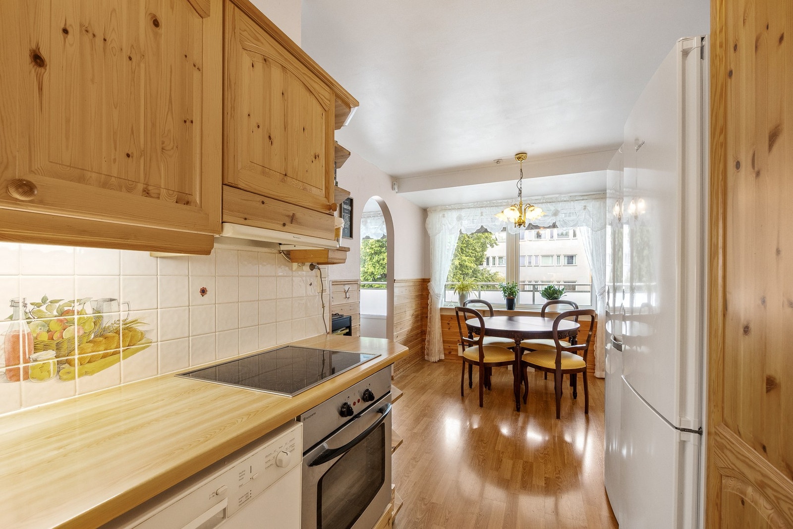 Fra kjøkkenet har du åpen forbindelse til spiseplassen - praktisk både til hverdag og når du har gjester. Galleribilde