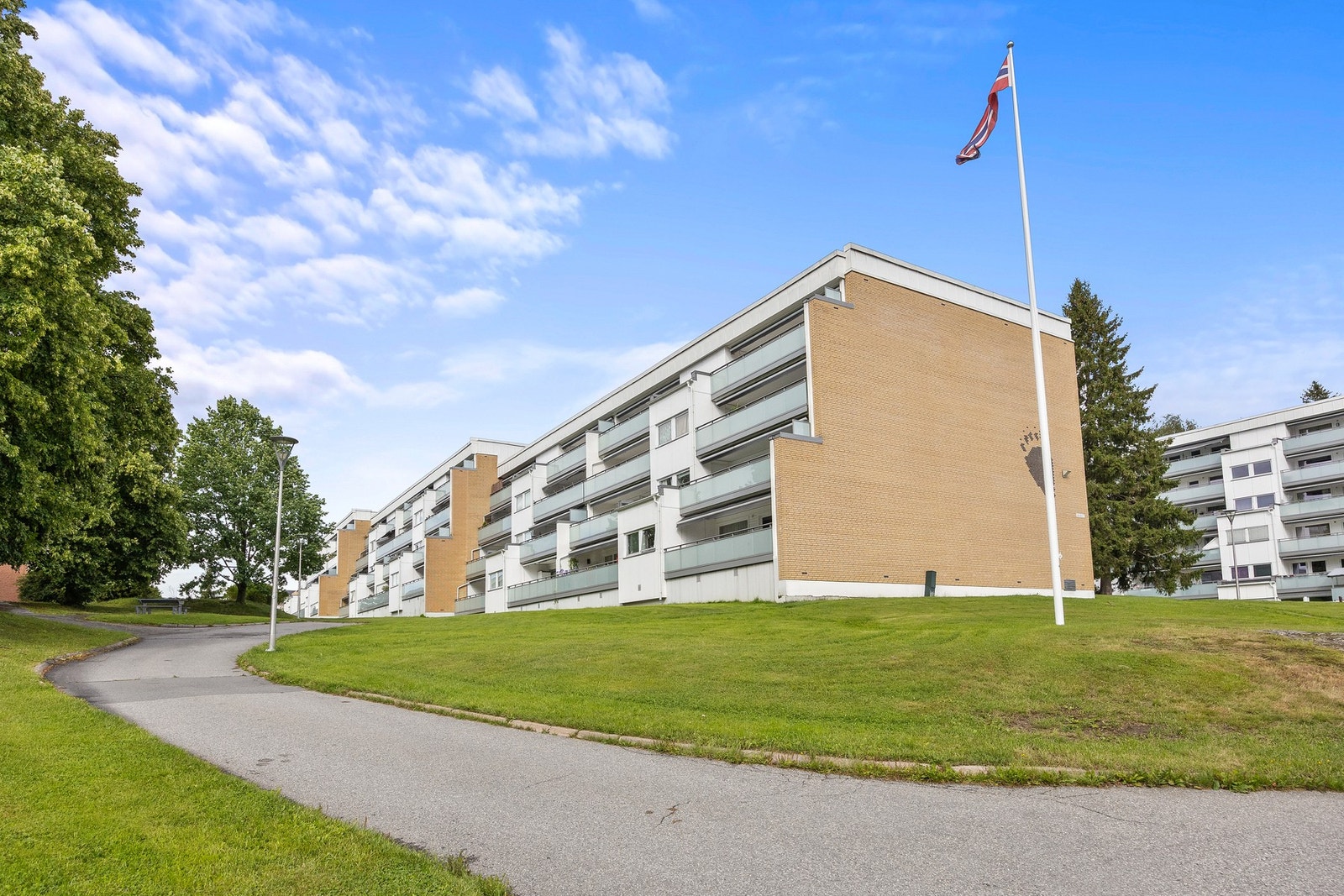 Velkommen til Elgtråkket 9F - en del av velholdte Bjørnefaret Borettslag, med store grøntområder, lekeplasser og hyggelige gangveier. Galleribilde