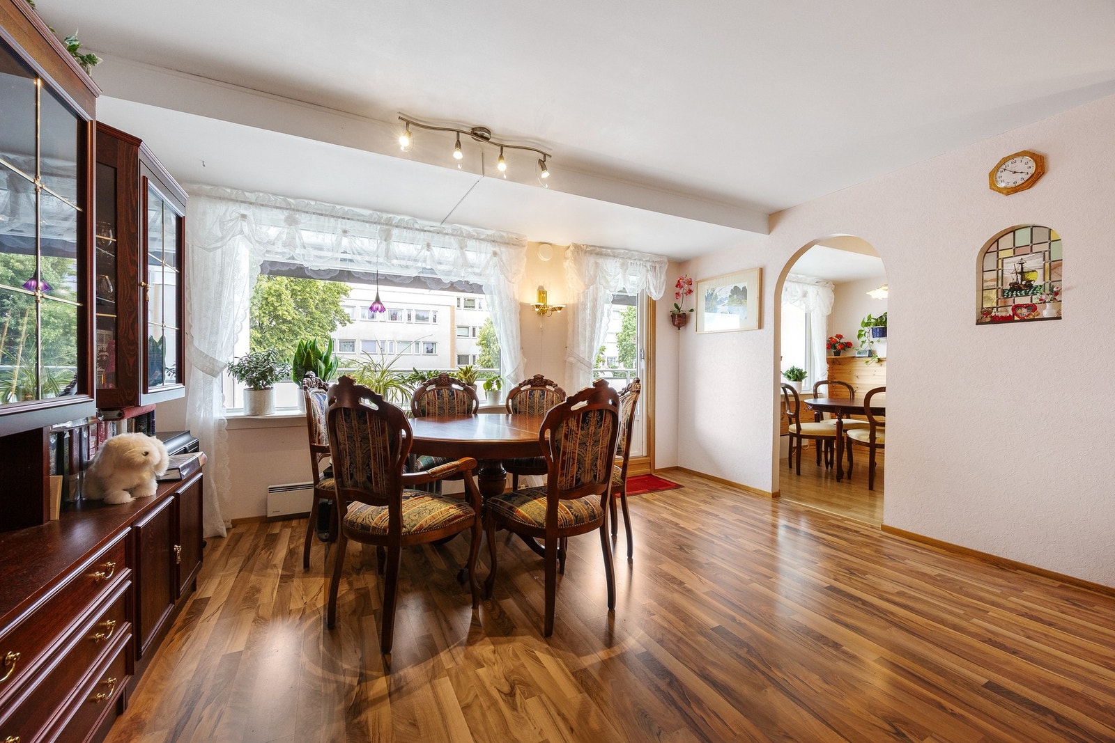 Åpen og sosial stue-/spisestueløsning med plass til både stor sofagruppe og spisebord. Galleribilde