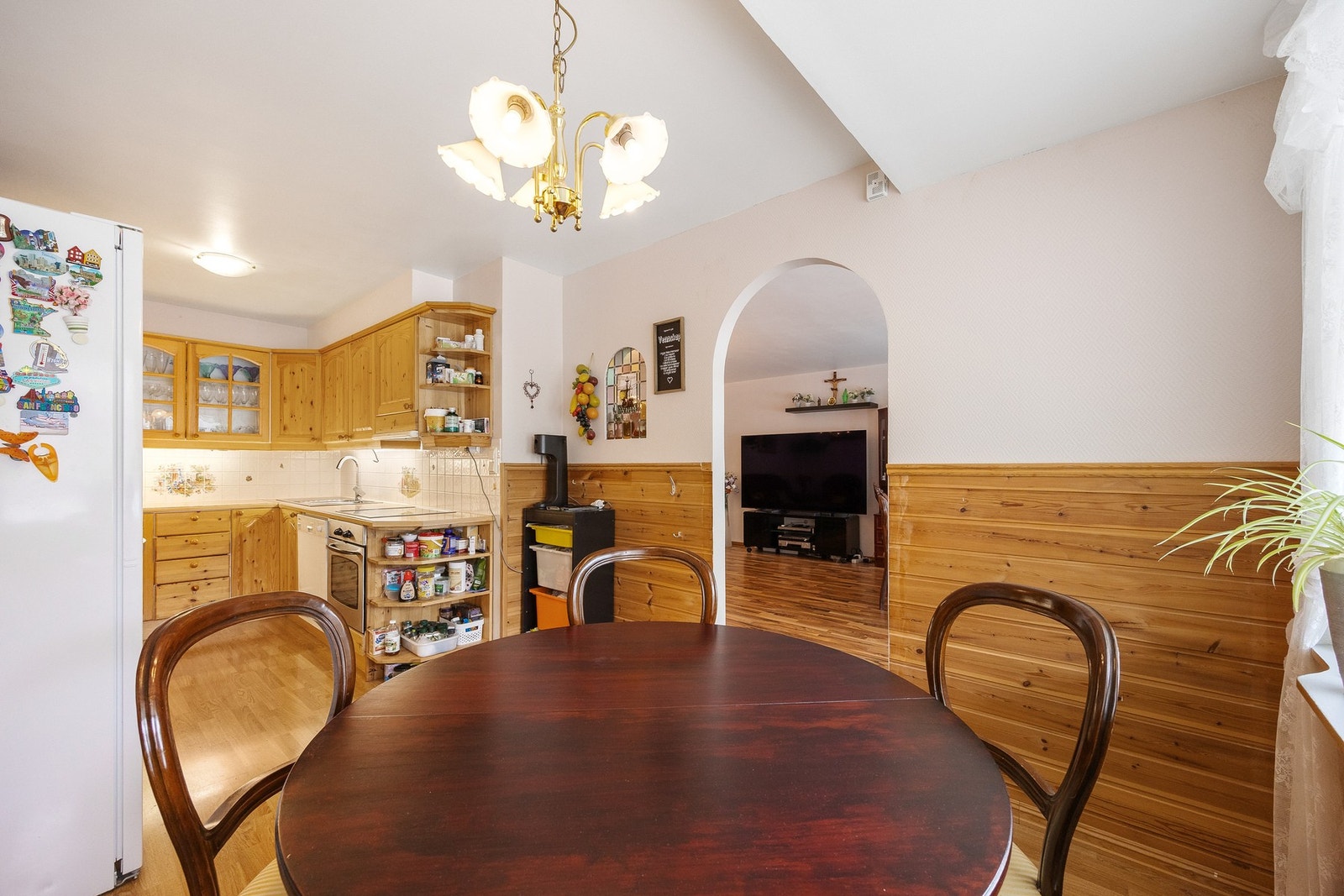 Spiseplassen har naturlig overgang til både kjøkken og stue. Galleribilde