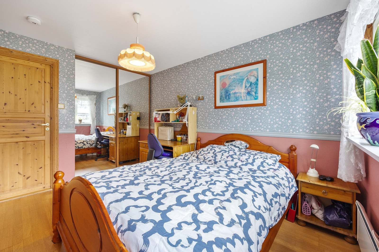 Hovedsoverom med god plass til dobbeltseng og tilhørende møbler. Galleribilde