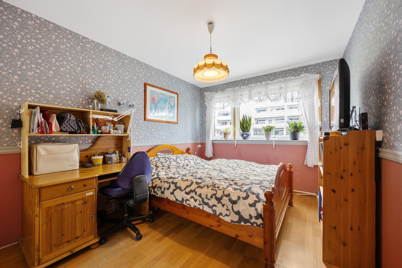 Egen skyvedørsgarderobe og vindu som bidrar med naturlig lys. Galleribilde