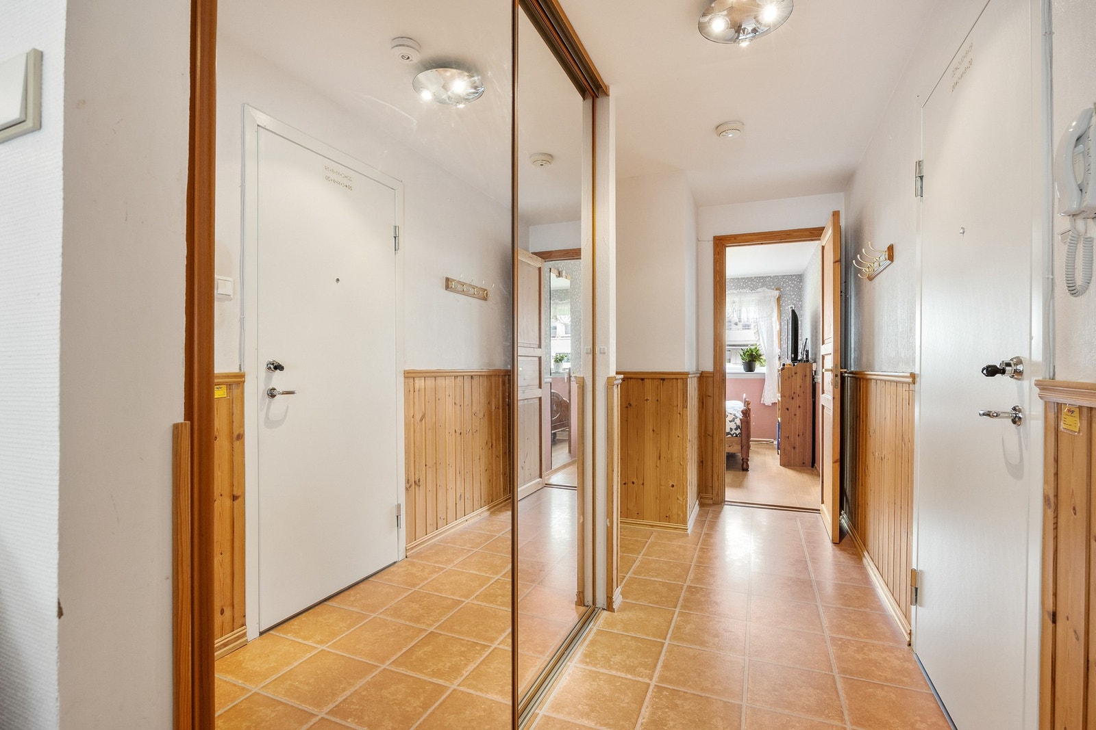 Entré med speilfrontede skyvedørsgarderober som gir både oppbevaringsplass og en romfølelse. Galleribilde