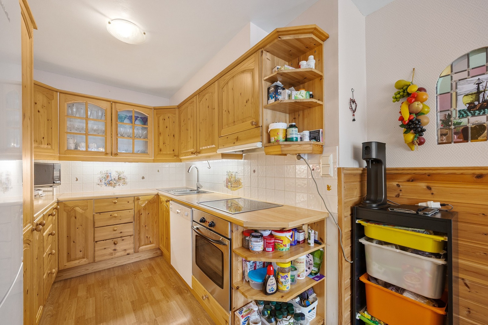 Kjøkkeninnredning i heltre fra 1999 med god skap- og benkeplass. Galleribilde