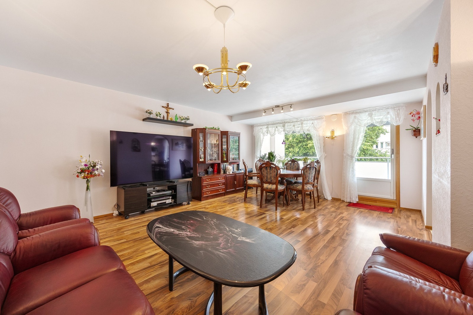 Fra sofakroken har du oversikt mot spisestuen. Galleribilde